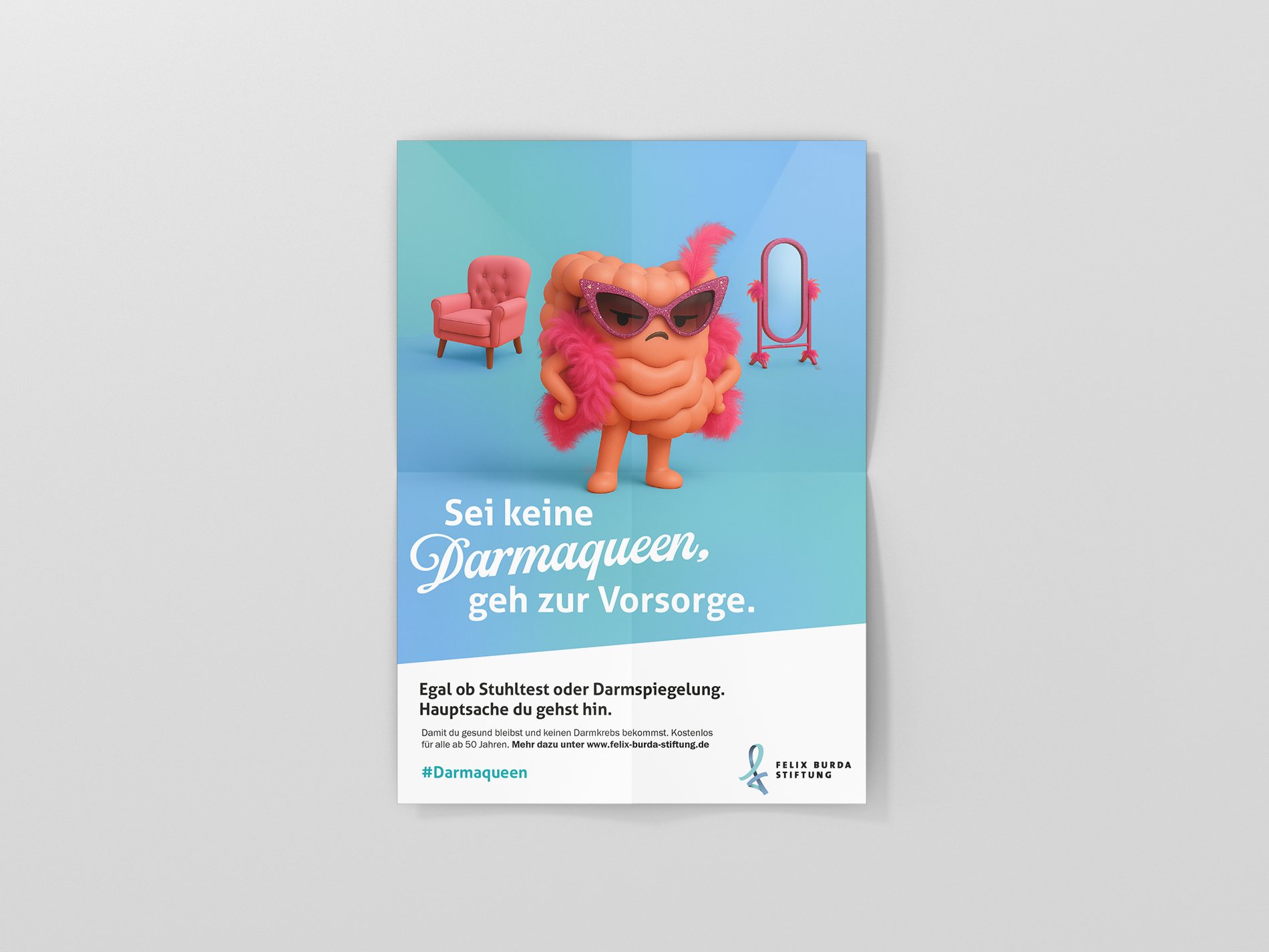 Darmaqueen – Plakat mit Darm-Figur zwischen Sessel und Spiegel: „Sei keine Darmaqueen, geh zur Vorsorge.“