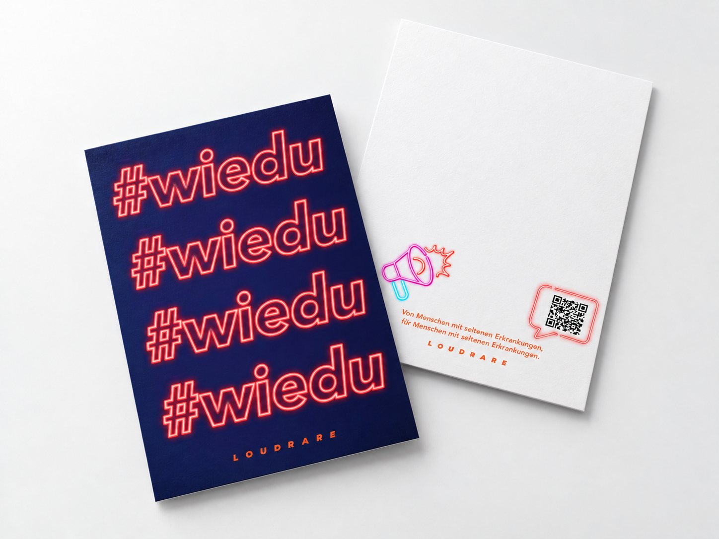 Loudrare – Postkarte hoch mit viermal „#wiedu“, Vorder- und Rückseite