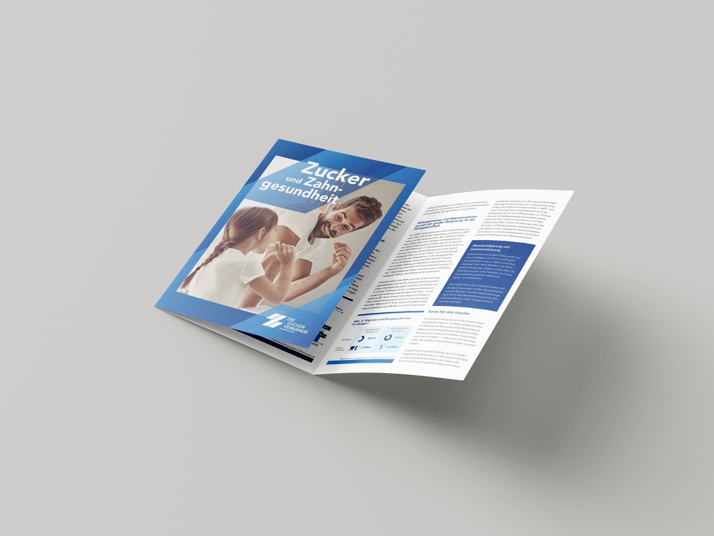 Broschürenreihe – Trifold-Flyer „Zucker und Zahngesundheit“ in Blau