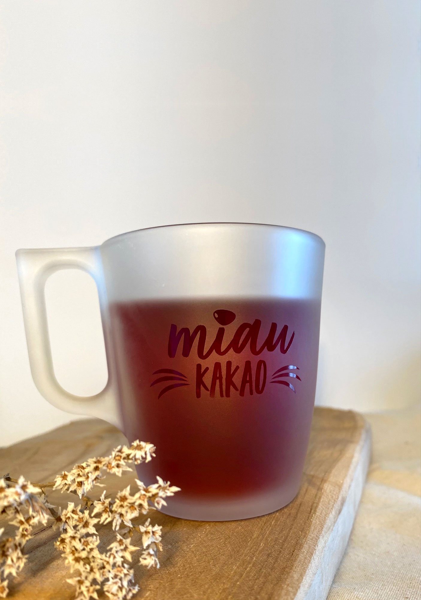 ZooRoyal Merchandise – Milchglastasse mit Aufdruck „Miau Kakao“